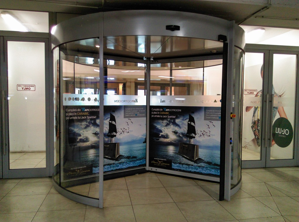 Usa rotativa de conexiune parcare spre Starbucks Nissa